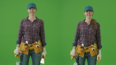 2-in-1 Bölünmüş Yeşil Ekran Kolajı: Dama Gömlekli Genç Kadın İnşaat Mühendisi ve Mavi Şapkalı, Boya Roller, Spatula Yukarı, Gülümseyen ve Karşılaştıran En İyi Değer Paketi