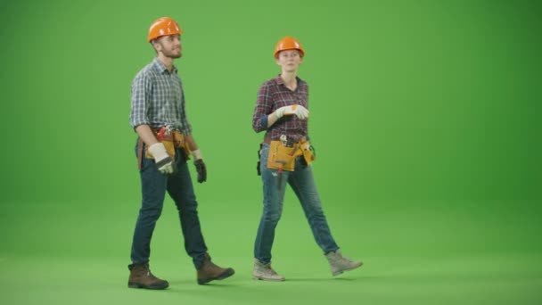 绿色屏风 男女建筑工人穿着格子衬衫 工作服 皮具带 积极讨论项目工作 团队合作与现代建筑理念 — 图库视频影像