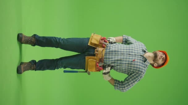 Vertikální Záběry Zelená Obrazovka Mladý Unavený Nezdravý Vousatý Pracovník Koženým — Stock video