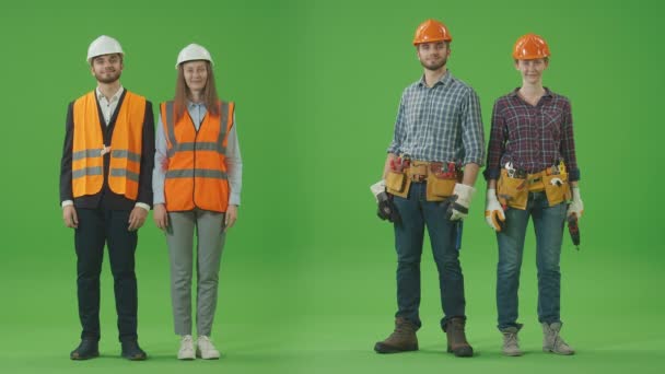 Collage Pantalla Verde Dividida Ingenieros Civiles Jóvenes Chaquetas Seguridad Sombreros — Vídeo de stock