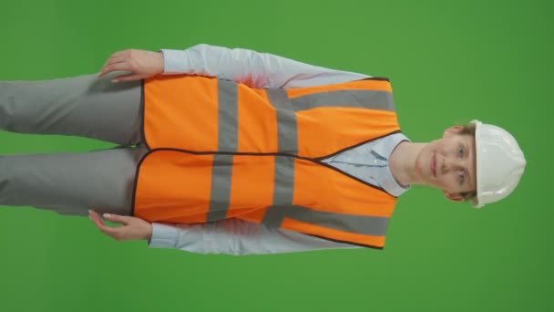 Filmación Vertical Diseñadora Joven Segura Camisa Ligera Chaqueta Seguridad Sombrero — Vídeo de stock