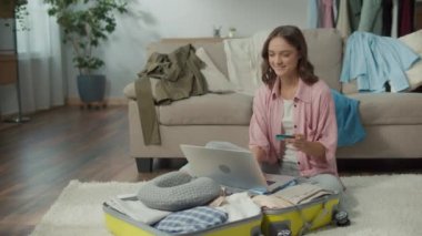 Mutlu Genç Kadın Gezgin, İnternet üzerinden kredi kartıyla alışveriş yapıyor. Web mağazasından alışveriş yapan bir kadın tüketici. Çevrimiçi İşlemler. E-ticaret.