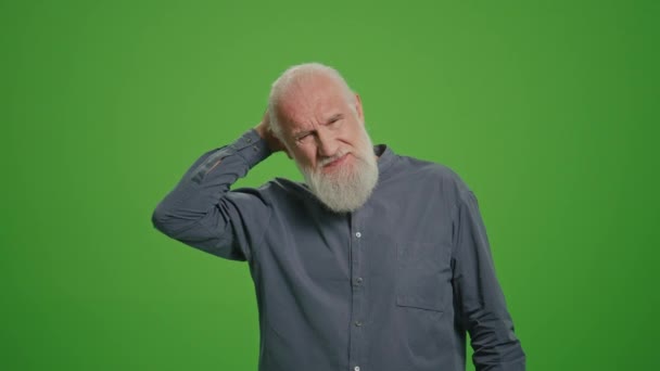 绿色屏风 一个头痛的老人的画像 一个老年人感到身体不适 头晕痛 成年人的疾病防治 — 图库视频影像