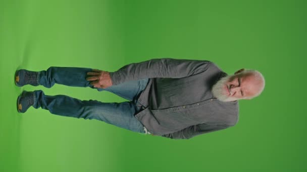 垂直视图 绿色屏幕 一个老年人的画像 他的脚很痛 一个老年人感到身体不适 有痛苦的膝部感觉和选择药丸 在成年人中预防疾病 — 图库视频影像