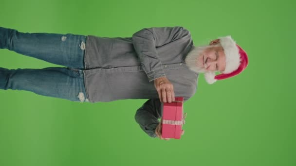 Dikey Görünüm Yeşil Ekran Noel Baba Şapkalı Yaşlı Bir Adamın — Stok video