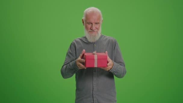緑の画面 レッドギフトボックスと笑みを浮かべて老人の肖像 高齢者は検討し 贈り物を与えます 休日配送コンセプト — ストック動画