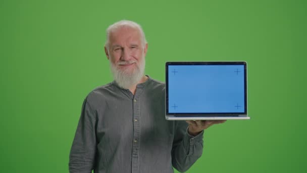 绿色屏风 带着蓝屏和Btc硬币的笔记本电脑微笑的老人的画像 成就的事业财富 加密的投资 比特币与累积养老金的未来 — 图库视频影像