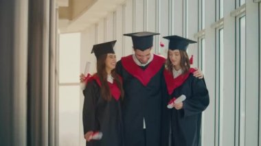 Üniversitede Mantle ve Cap Sarılmaları 'nda Mutlu Mezunlar. Mezunlar New Heights için hazır. Öğrenci Yaşamına elveda. Duygusal Mezuniyet Günü.
