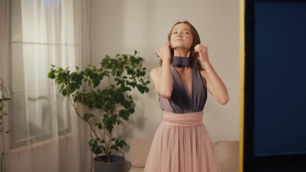 Een Mooie Jonge Vrouw Corrigeert Haar Verschijning Voorkant Van Spiegel — Stockvideo