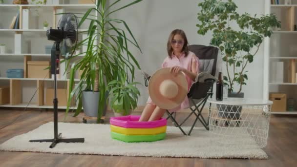 Smutná Mladá Žena Slunečních Brýlích Plážový Klobouk Odpočívá Doma Mezi — Stock video