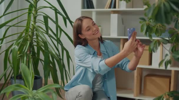Glimlachende Jonge Vrouw Zorgt Voor Planten Binnen Gezellig Huis Interieur — Stockvideo