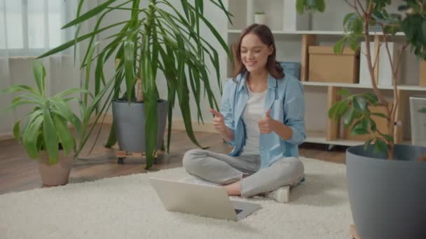 Χαμογελώντας Νεαρή Γυναίκα Κάθεται Στο Φορητό Υπολογιστή Στο Πάτωμα Ανάμεσα — Αρχείο Βίντεο