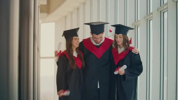 Glückliche Absolventen Mantel Und Mütze Umarmten Sich College Absolventen Sind — Stockvideo