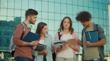 Üniversite bahçesinde bir grup öğrenci konuşuyor. Genç Liderler. Genç Liderler. Eğitim ve Toplumda Kültürel Çeşitlilik. Kariyer Hazırlığı. Yeni Başarıların Eşiğinde Mezunlar
