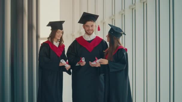 Absolventen Zeigen Einander Ihre Diplome Die Absolventen Mantel Freuen Sich — Stockvideo