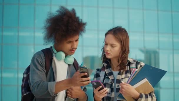 Dois Estudantes Atraentes Abandonam Algo Usam Smartphone University Yard Educação — Vídeo de Stock