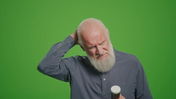 Grön Skärm Porträtt Gammal Man Med Huvudvärk Och Väljer Piller — Stockvideo