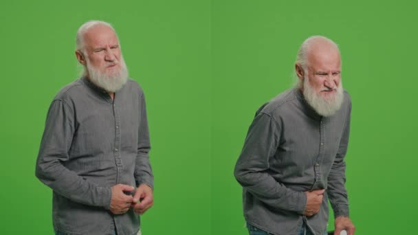 1スプリットグリーンスクリーンモンタージュ 老人の肖像画は胃の痛みを持っています 老人は病気を感じます 痛みを伴う笑顔の感情を持ち 柱を選択します 老人病との戦い — ストック動画