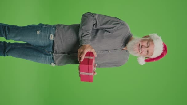 Вертикальний Погляд Зелений Екран Портрет Старого Чоловіка Санта Капелюшнику Червоним — стокове відео