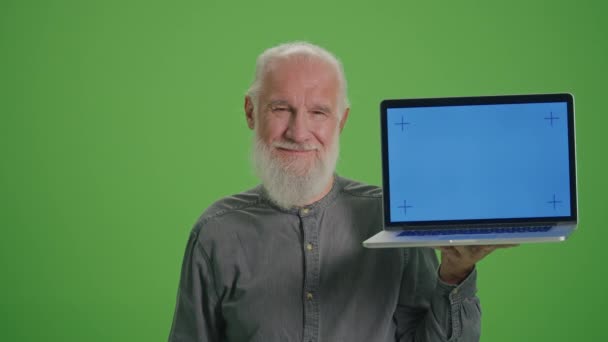Zielony Ekran Portret Uśmiechniętego Staruszka Laptopem Niebieskim Ekranem Monetą Btc — Wideo stockowe