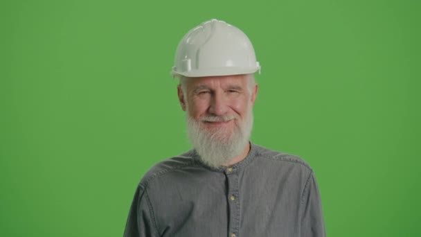 Pantalla Verde Retrato Anciano Casco Con Bitcoin Tarjeta Bancaria Smiling — Vídeo de stock