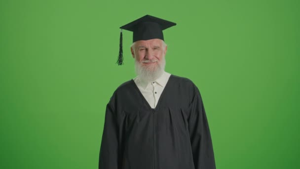 Green Screen Ein Porträt Eines Alten Hochschulabsolventen Der Sein Diplom — Stockvideo