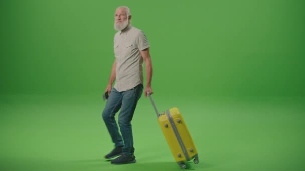 Zielony Ekran Stary Mężczyzna Spaceruje Żółtą Walizką Sprawdza Swoje Bilety — Wideo stockowe