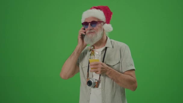 Pantalla Verde Anciano Sombrero Santa Bebiendo Cóctel Anciano Feliz Las — Vídeos de Stock