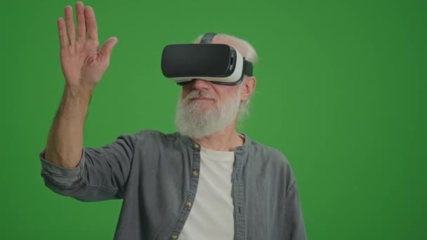 Зеленый Экран Старик Седой Бородой Очках Виртуальной Реальности Исследует Трогает — стоковое видео