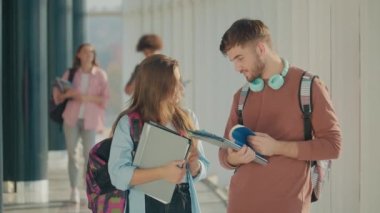 İki Çekici Öğrenci Liseler Salonu 'nda Konuşuyor. Genç Liderler. Eğitim ve Toplumdaki Kültürel Çeşitlilik