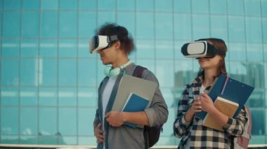 Üniversitenin arka planında VR kulaklık takan öğrenciler. Sanal Gerçeklik Öğrenme Konsepti. Öğrenmenin Robotlaştırılması. Dijital Eğitim. Eğitimde yenilikler. Gelecek Teknolojileri