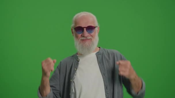 Zelená Obrazovka Šťastný Stařec Tančící Legračních Brýlích Usmívající Starší Muž — Stock video