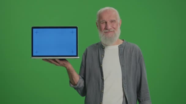 Zelená Obrazovka Portrét Starého Muže Notebookem Modrou Obrazovkou Ukazuje Palec — Stock video