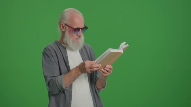 Zielony Ekran Portret Mądrego Staruszka Szarej Brodzie Śmiesznych Okularach Czytającego — Wideo stockowe
