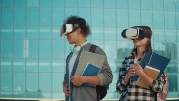 Estudiantes Con Auriculares Antecedentes Universidad Concepto Aprendizaje Realidad Virtual Robotización — Vídeos de Stock