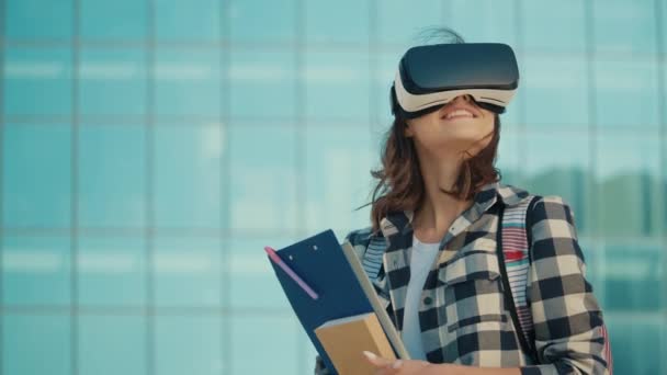 Menina Estudante Bonita Vestindo Fones Ouvido Fundo Universidade Virtual Reality — Vídeo de Stock