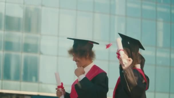 Joy Απόφοιτοι Στο Mantle Cap Diplomas Jumping Spinning While Walking — Αρχείο Βίντεο