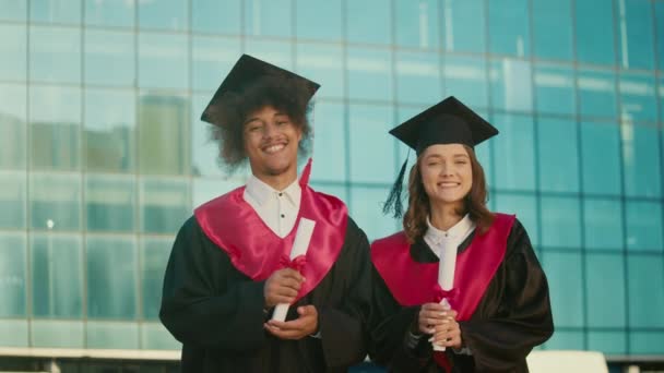 Portrait Positiver Absolventen Mit Diplom Auf Dem Hintergrund Der Universität — Stockvideo