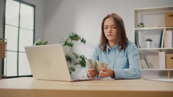 Frustrerad Ung Kvinna Räknar Pengar Dollar Sittandes Vid Bordet Hemma — Stockvideo