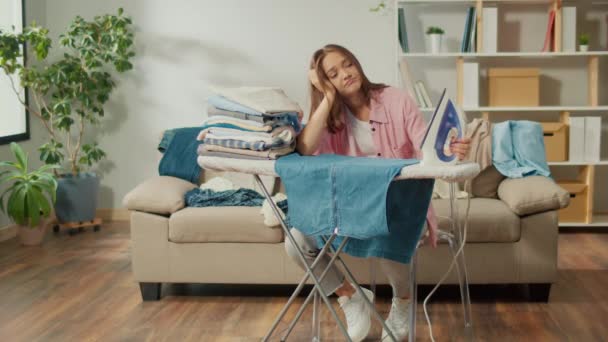 집에서 옷가지를 다림질하는 가정부 Woman Housekeeper Bored Ironing Clothes 끈기를 — 비디오