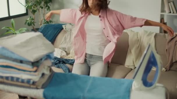 Mujer Joven Cansada Cae Sofá Debilidad Después Planchar Lavandería Estrés — Vídeo de stock