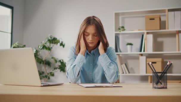 Trabajadora Cansada Que Tiene Sentimientos Dolorosos Cabeza Debido Exceso Trabajo — Vídeo de stock