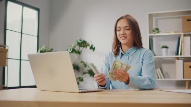 Zufriedene Junge Buchhalterin Zählt Hause Geld Dollar Reiche Fröhliche Frau — Stockvideo