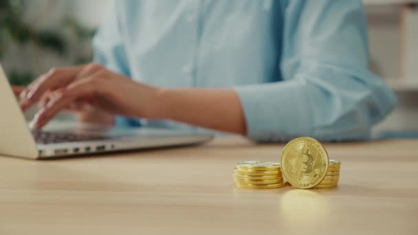 Primer Plano Bitcoins Mujer Comerciante Acciones Ganar Después Supervisión Línea — Vídeo de stock
