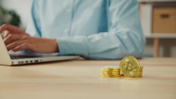 Închiderea Bitcoins Femeie Stock Trader Câștigarea După Operațiunile Tranzacționare Monitorizare — Videoclip de stoc