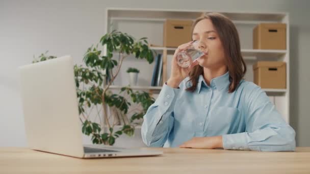 Trabalhadora Escritório Bebe Copo Água Limpa Uma Mulher Sorridente Começa — Vídeo de Stock