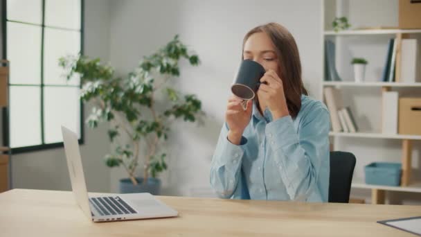 Mujer Negocios Sonriente Tomando Descanso Para Tomar Café Trabajo Desde — Vídeo de stock