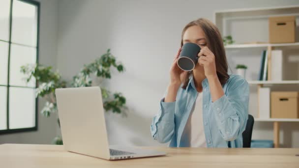 Uśmiechnięta Kobieta Biznesowa Pracuje Domu Pije Kawę Podczas Pracy Zrelaksowana — Wideo stockowe