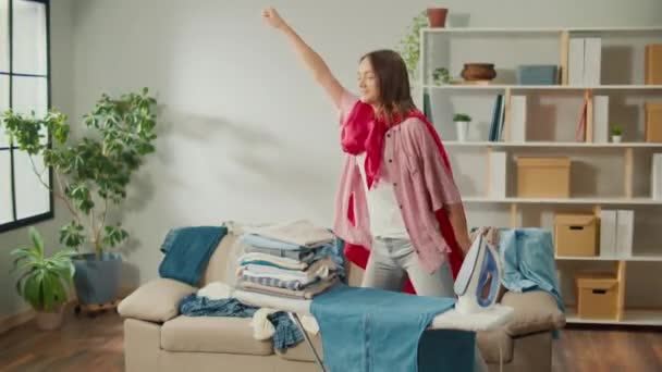 Süper Kahraman Pelerinli Mutlu Kadın Kadınları Evde Ütü Yaparken Dans — Stok video