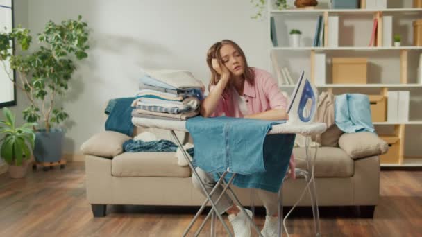 Cansada Dona Casa Mulher Roupa Engomar Casa Uma Empregada Doméstica — Vídeo de Stock
